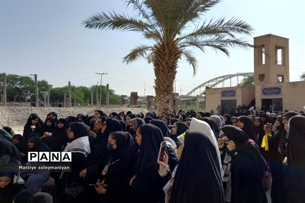 بازدید دانش‌آموزان اصفهانی شرکت کننده در اردوی راهیان نور از موزه ملی دفاع مقدس شهر خرمشهر