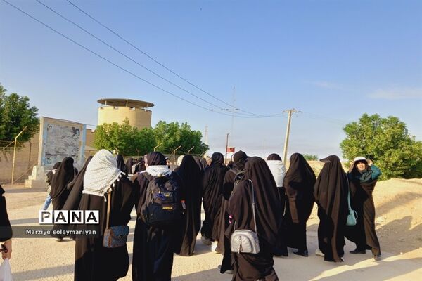 بازدید دانش‌آموزان اصفهانی شرکت کننده در اردوی راهیان نور از موزه ملی دفاع مقدس شهر خرمشهر