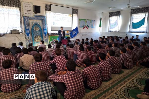 حضور مدیر و کارشناس کانون فرهنگی تربیتی شهید کشاورزی در مدارس شهرستان مهریز