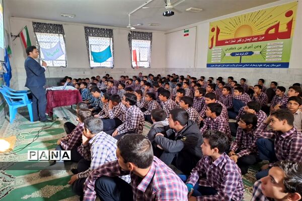 حضور مدیر و کارشناس کانون فرهنگی تربیتی شهید کشاورزی در مدارس شهرستان مهریز