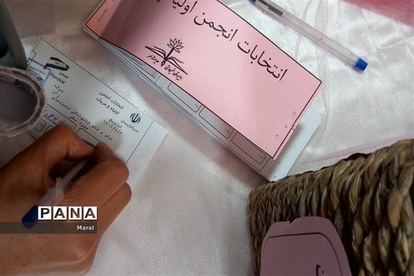 جلسه انجمن اولیا و مربیان و آموزش خانواده در کانون ملائک شهرستان‌قرچک