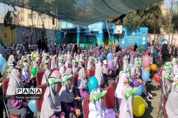 مراسم آغاز طرح ملی پیشگیری از پوسیدگی دندان دانش‌آموزان در دبستان محدثه شاهد شهرستان ورامین