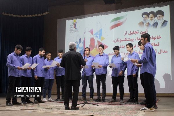 تجلیل از خانواده شهدا، فعالان حوزه تربیت‌بدنی و مدال‌آوران مسابقات ورزشی کشوری در بوشهر