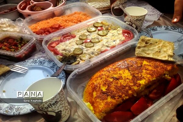 جشنواره غذای سالم در مدرسه عارفه شهر اراک