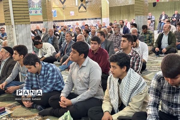 برگزاری نماز جمعه رودهن با حضور و مشارکت دانش‌آموزان بسیجی