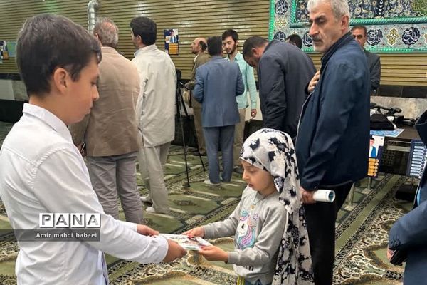 برگزاری نماز جمعه رودهن با حضور و مشارکت دانش‌آموزان بسیجی