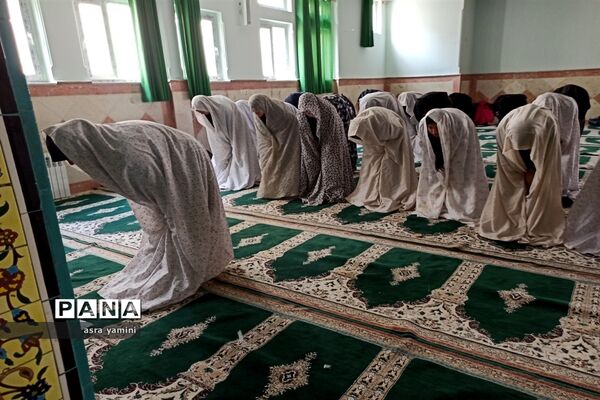برگزاری نماز جماعت در دبیرستان دخترانه نبوت ملارد