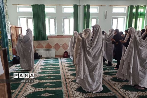 برگزاری نماز جماعت در دبیرستان دخترانه نبوت ملارد
