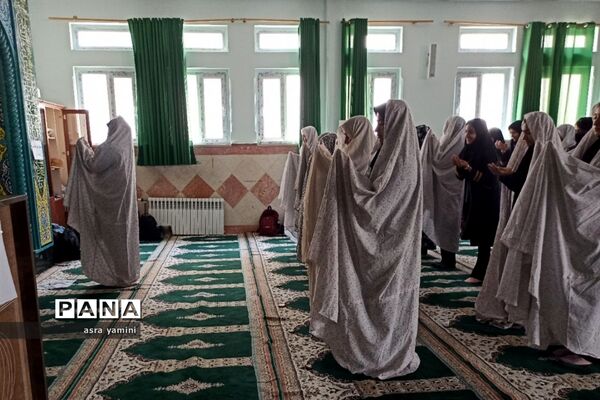برگزاری نماز جماعت در دبیرستان دخترانه نبوت ملارد