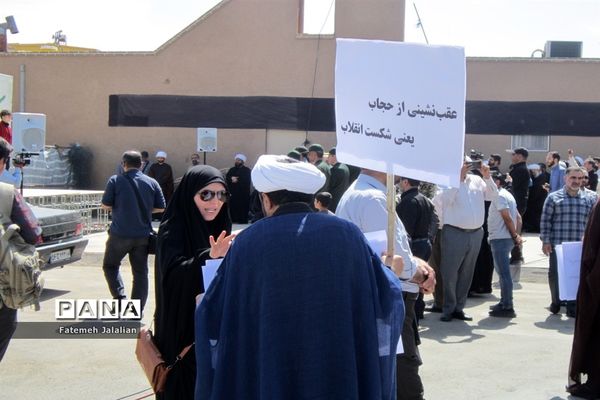 جلوه‌هایی از حضور مردم قم در راهپیمایی 15 خرداد