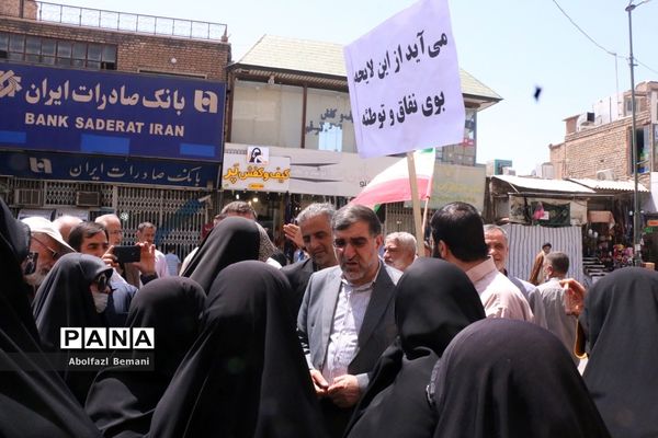 جلوه‌هایی از حضور مردم قم در راهپیمایی 15 خرداد