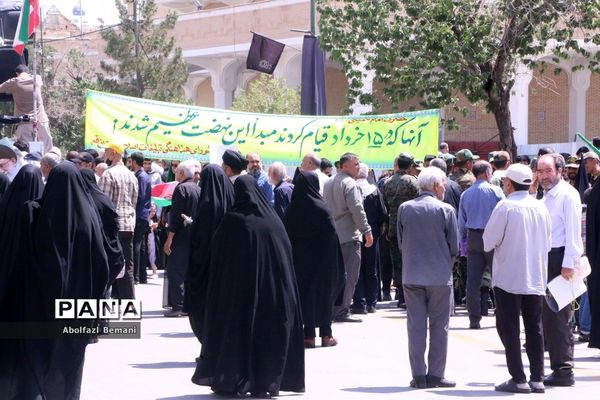 جلوه‌هایی از حضور مردم قم در راهپیمایی 15 خرداد