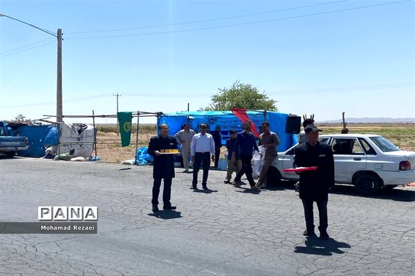 برپایی ایستگاه صلواتی و پذیرایی از زائران حرم مطهر رضوی
