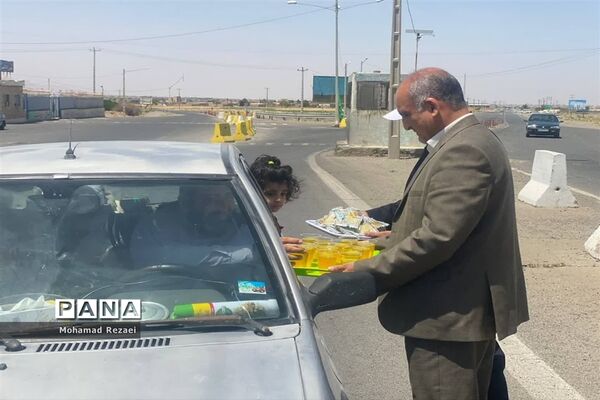 برپایی ایستگاه صلواتی و پذیرایی از زائران حرم مطهر رضوی