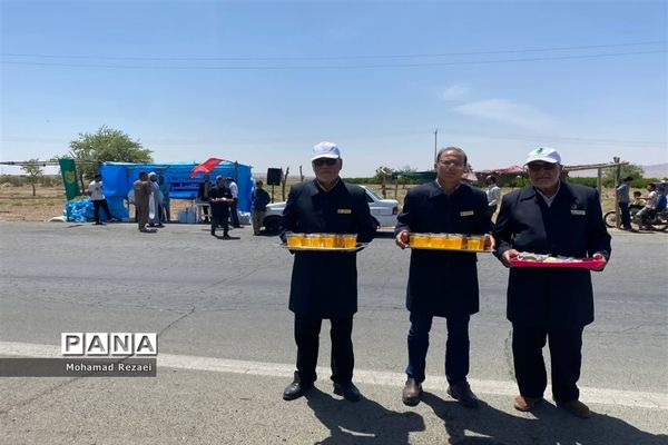 برپایی ایستگاه صلواتی و پذیرایی از زائران حرم مطهر رضوی