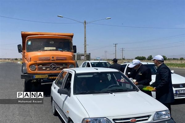 برپایی ایستگاه صلواتی و پذیرایی از زائران حرم مطهر رضوی