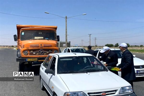برپایی ایستگاه صلواتی و پذیرایی از زائران حرم مطهر رضوی