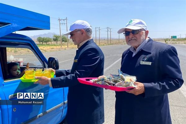 برپایی ایستگاه صلواتی و پذیرایی از زائران حرم مطهر رضوی