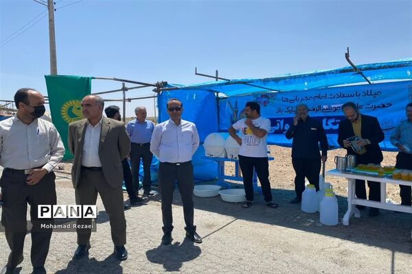 برپایی ایستگاه صلواتی و پذیرایی از زائران حرم مطهر رضوی