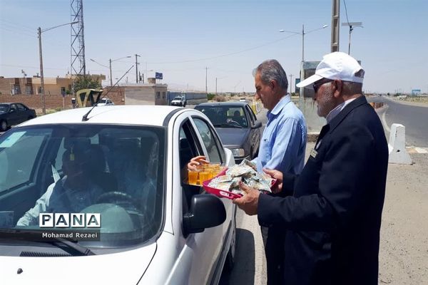 برپایی ایستگاه صلواتی و پذیرایی از زائران حرم مطهر رضوی