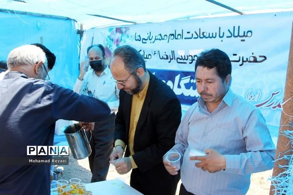 برپایی ایستگاه صلواتی و پذیرایی از زائران حرم مطهر رضوی