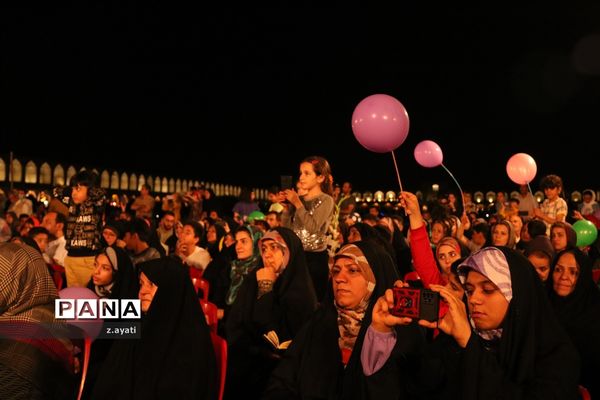جشن بزرگ میلاد امام رضا(ع) با حضور خادمان حرم در میدان امام اصفهان