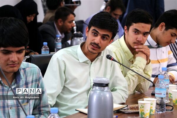 هم اندیشی وزیر آموزش و پرورش با دانش‌آموزان