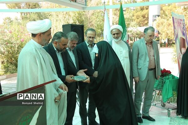 مراسم تجلیل از دانش‌آموزان برگزیده فراخوان «دلنوشته ای به رفیق شهیدم» در قم