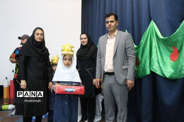 جشن الفبای کلاس‌اولی‌ها و فارغ‌التحصیلی پیش‌دبستانی‌های مدرسه نیکان در شهر جوادآباد