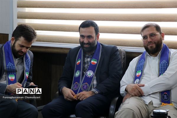 مراسم تکریم پیشتازان، خبرنگاران و اعضا مجلس دانش‌آموزی از کارشناس مسئول سازمان دانش‌آموزی خراسان‌رضوی