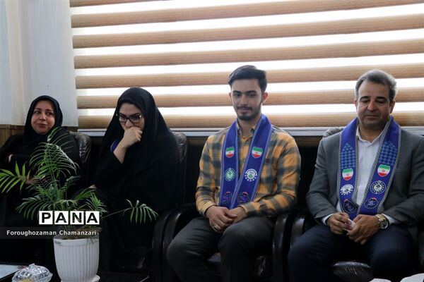 مراسم تکریم پیشتازان، خبرنگاران و اعضا مجلس دانش‌آموزی از کارشناس مسئول سازمان دانش‌آموزی خراسان‌رضوی