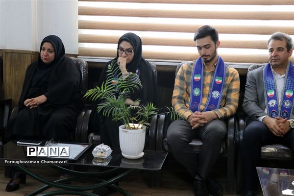 مراسم تکریم پیشتازان، خبرنگاران و اعضا مجلس دانش‌آموزی از کارشناس مسئول سازمان دانش‌آموزی خراسان‌رضوی