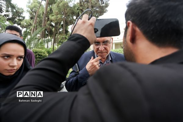 اعضای هیأت دولت در جمع خبرنگاران