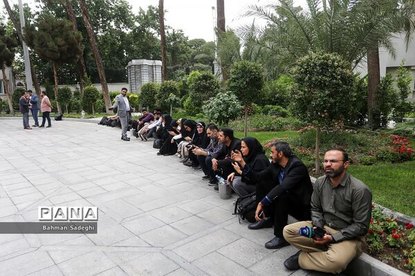 اعضای هیأت دولت در جمع خبرنگاران