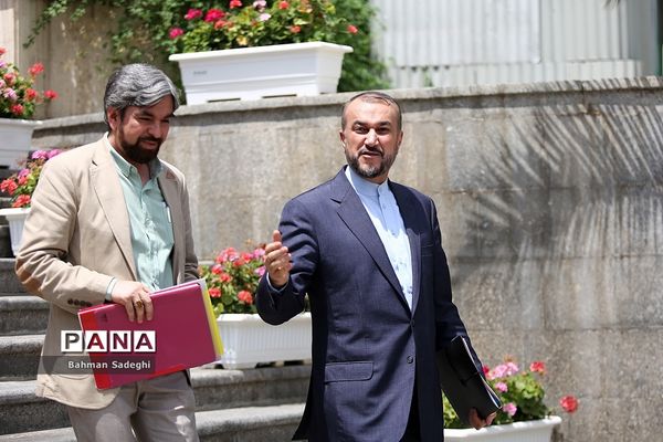 اعضای هیأت دولت در جمع خبرنگاران