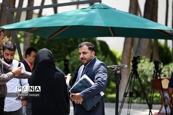 اعضای هیأت دولت در جمع خبرنگاران