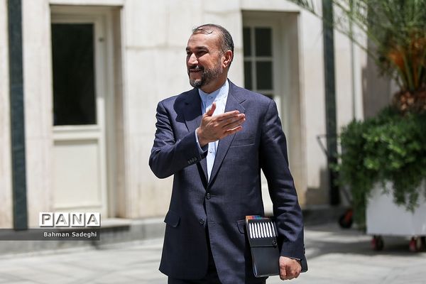 اعضای هیأت دولت در جمع خبرنگاران