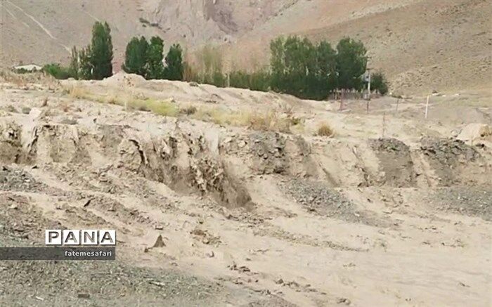 جاری شدن سیل در جاده فیروزکوه به سمنان/فیلم