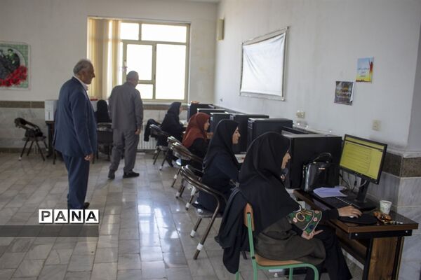 بازدید مدیر آموزش و پرورش محلات از حوزه تصحیح امتحانات نهایی
