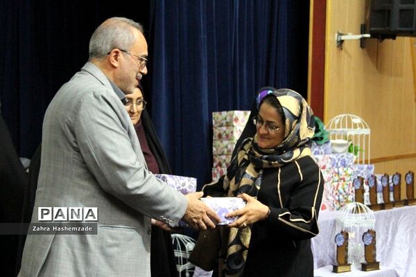 آیین تجلیل از معلمان پایه اول مدارس مقطع ابتدایی ناحیه یک شهرری در فرهنگسرای ولا