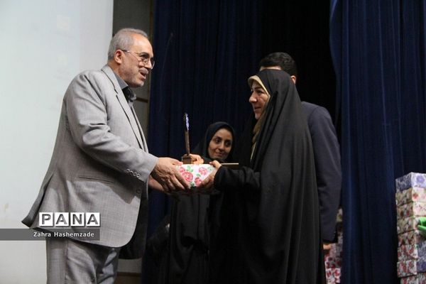 آیین تجلیل از معلمان پایه اول مدارس مقطع ابتدایی ناحیه یک شهرری در فرهنگسرای ولا