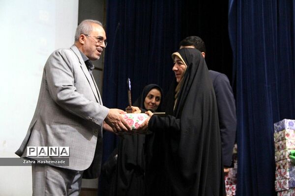 آیین تجلیل از معلمان پایه اول مدارس مقطع ابتدایی ناحیه یک شهرری در فرهنگسرای ولا