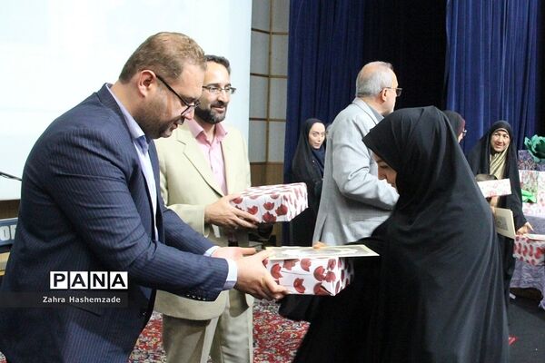آیین تجلیل از معلمان پایه اول مدارس مقطع ابتدایی ناحیه یک شهرری در فرهنگسرای ولا