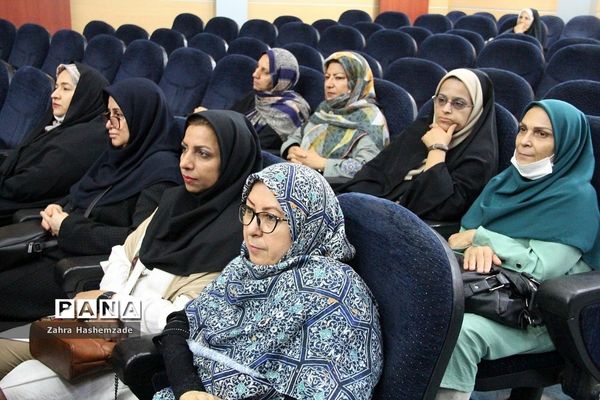 آیین تجلیل از معلمان پایه اول مدارس مقطع ابتدایی ناحیه یک شهرری در فرهنگسرای ولا