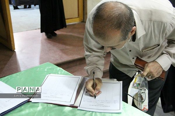 آیین تجلیل از معلمان پایه اول مدارس مقطع ابتدایی ناحیه یک شهرری در فرهنگسرای ولا