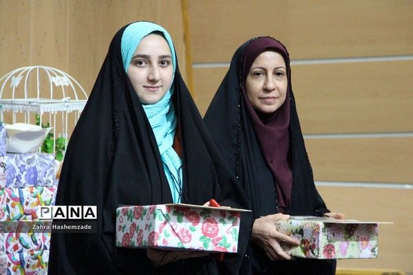 آیین تجلیل از معلمان پایه اول مدارس مقطع ابتدایی ناحیه یک شهرری در فرهنگسرای ولا