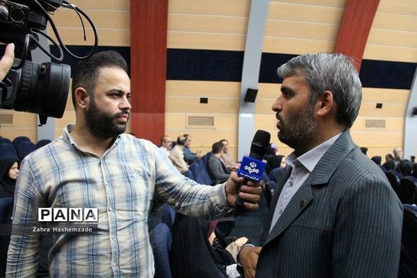 آیین تجلیل از معلمان پایه اول مدارس مقطع ابتدایی ناحیه یک شهرری در فرهنگسرای ولا