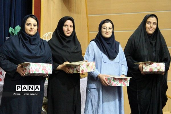 آیین تجلیل از معلمان پایه اول مدارس مقطع ابتدایی ناحیه یک شهرری در فرهنگسرای ولا