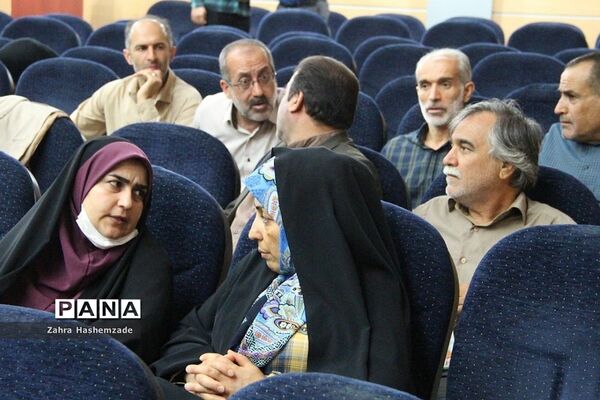 آیین تجلیل از معلمان پایه اول مدارس مقطع ابتدایی ناحیه یک شهرری در فرهنگسرای ولا