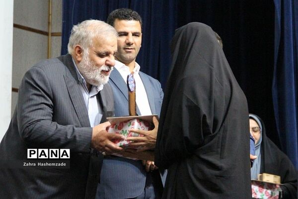 آیین تجلیل از معلمان پایه اول مدارس مقطع ابتدایی ناحیه یک شهرری در فرهنگسرای ولا